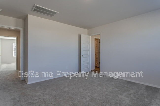 Building Photo - 2206 Yearling Dr