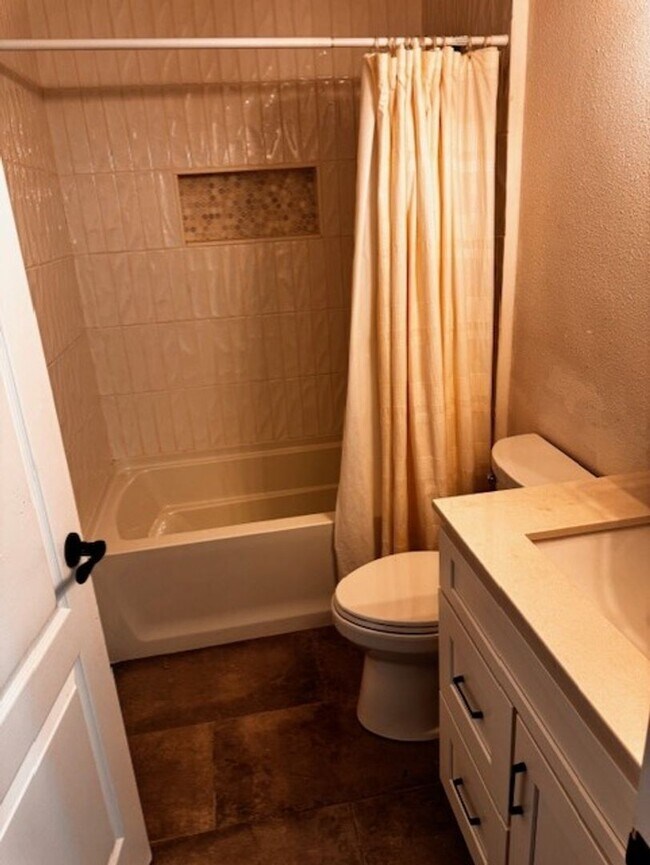 Building Photo - Beautiful 3 bedroom 2 bathroom home availa...