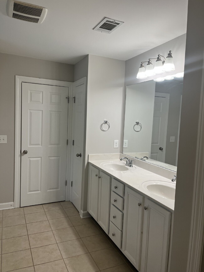 Building Photo - "Charming 4-Bed Home in Mt. Juliet's Sterl...