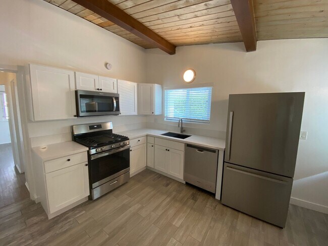 Building Photo - 2 Bedroom/1 Bathroom - Isla Vista