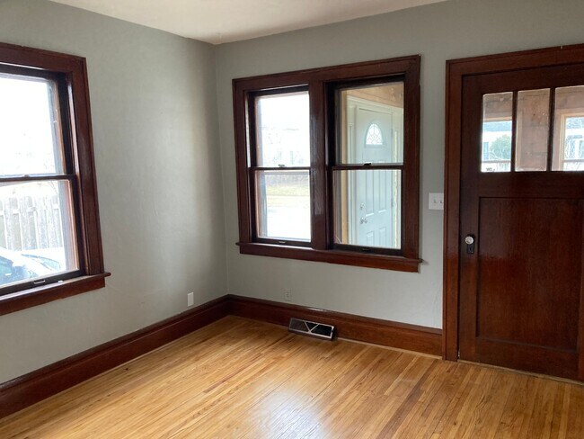 Building Photo - Beautiful 6 bedroom 2 bathroom House!