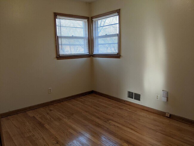 Building Photo - Gorgeous 3 Bed Upper Available with shared Garage & Hardwood floors, Appliances incl.