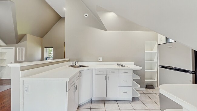 Building Photo - 570 Hathaway Cir