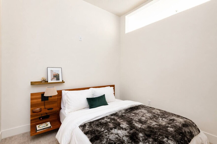 Building Photo - 550 W Juneau Ave