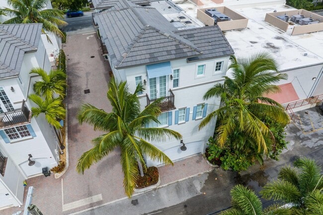 Building Photo - 285 SE 6th Ave