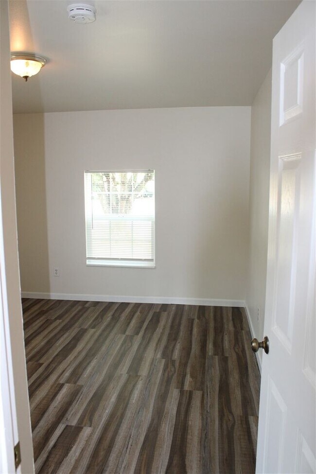 Building Photo - 3 Bedroom, 1.5 Bathroom House! Available now!