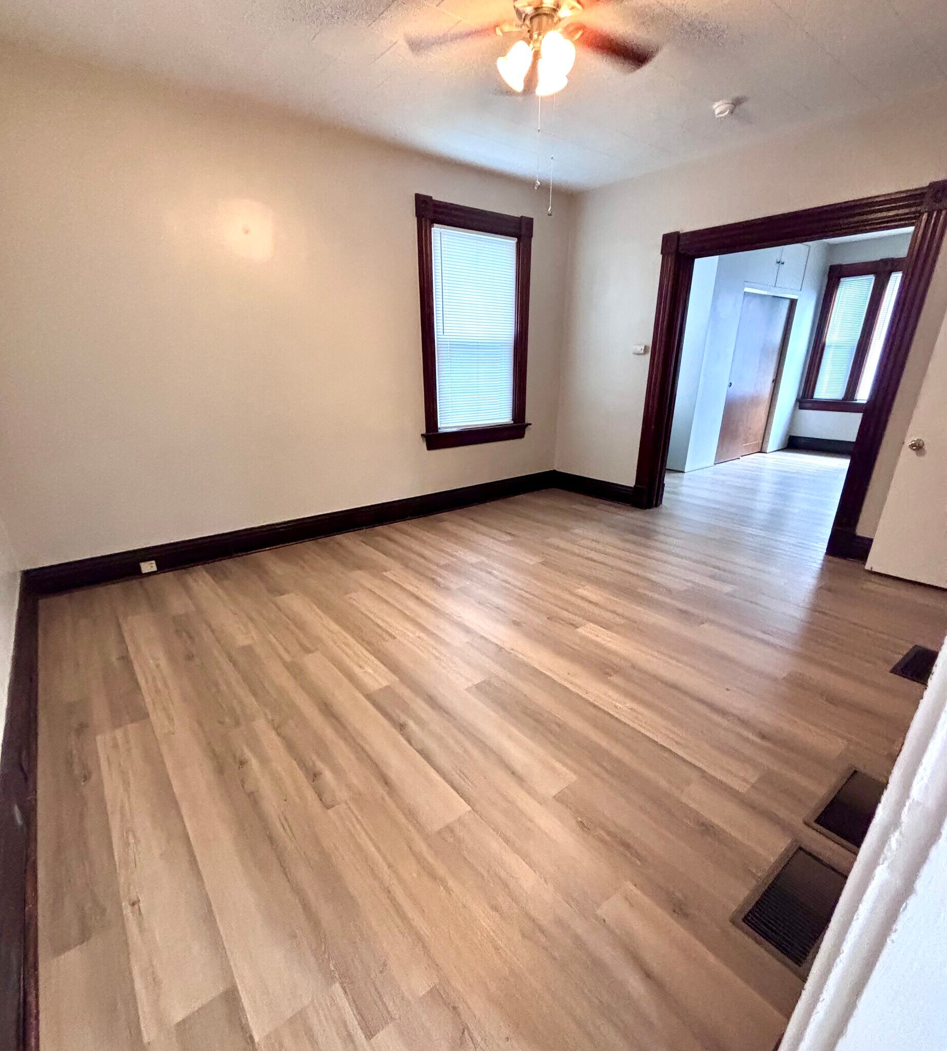 Living/dining room space - 4822 Oak St