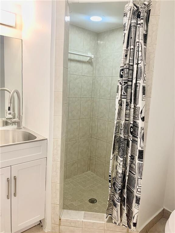 Building Photo - 680 Tennis Club Dr