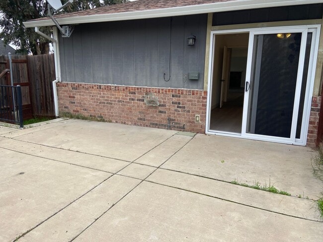 Building Photo - Valley Hi / N. Laguna 2 Bdrm 1 bath half-plex