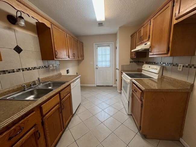 Building Photo - Renovated 2 Bedroom 2 Bath Home for Rent!