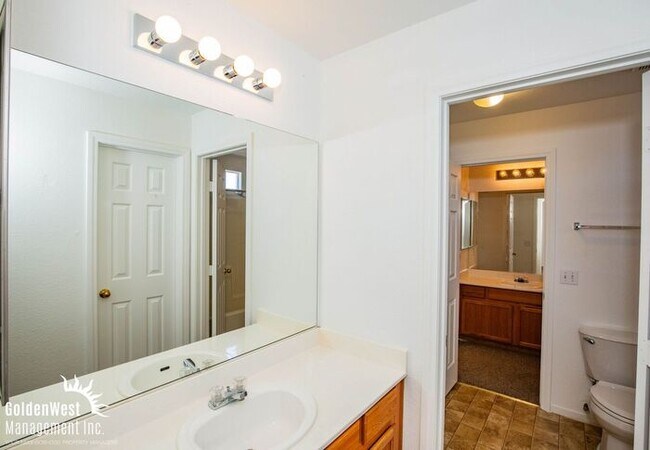 Building Photo - Bright & Spacious 3Bdm 2.5Ba Home with Private Backyard in Las Vegas
