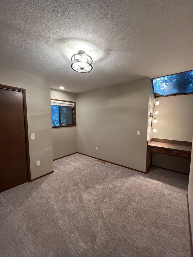 Building Photo - 3 Bedroom 2.5 Bath