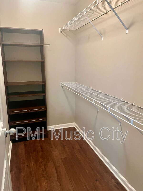 Building Photo - 225 Hickory Dr