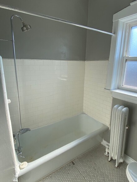 Building Photo - 813 W Cornelia Ave