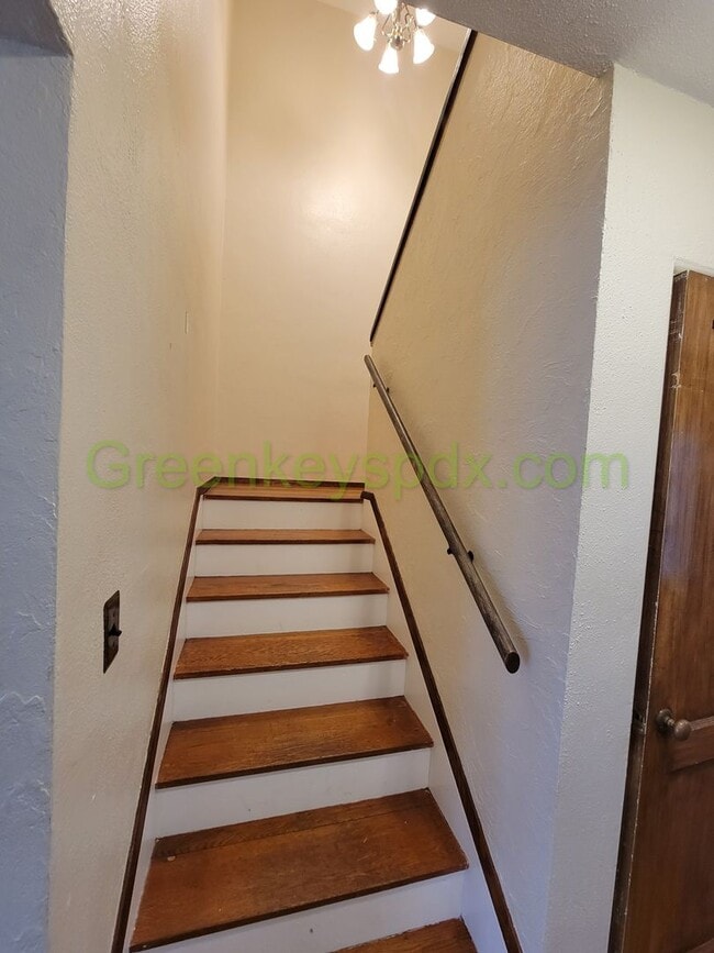 Building Photo - Large 2 Bedroom 1 Bath Unit off Broadway w...