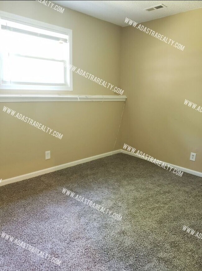 Building Photo - 3 Bedroom Duplex in Olathe North District-Available in AUGUST!!
