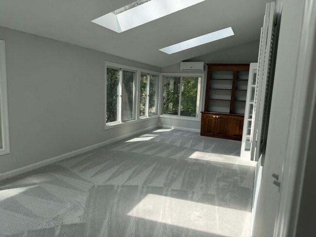 Building Photo - Lovely Home In Sought After Westmoreland Hills