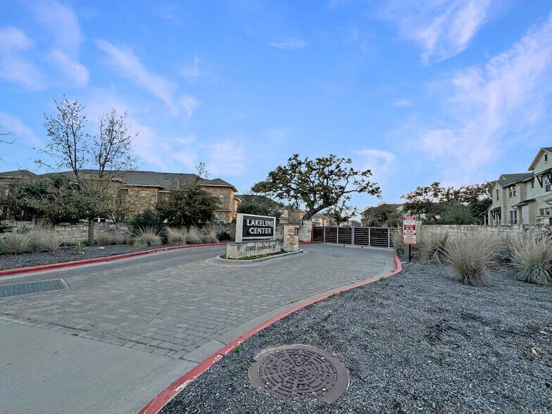 Building Photo - 13800 Lyndhurst St