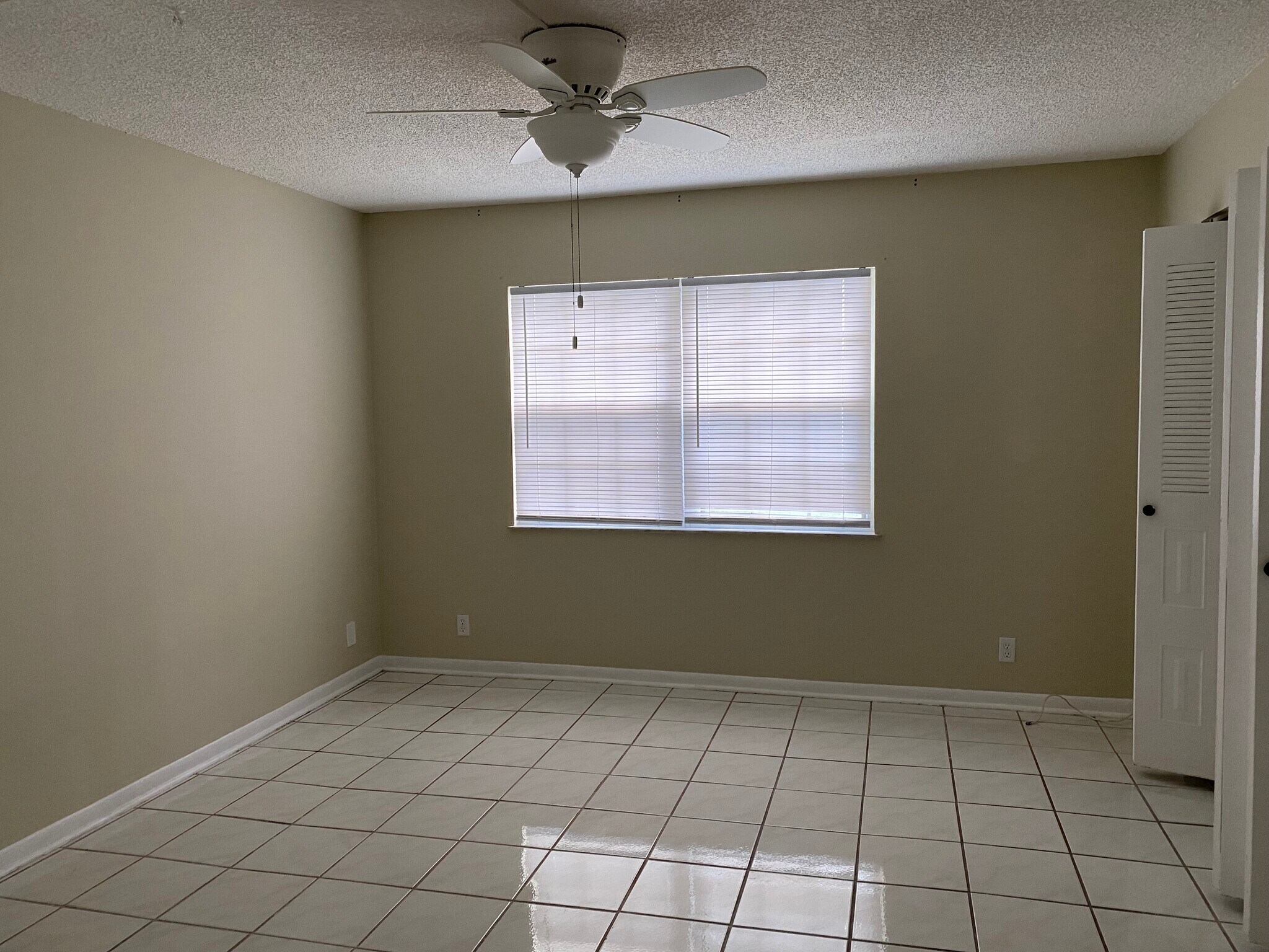 Building Photo - 1530 SE Royal Green Cir