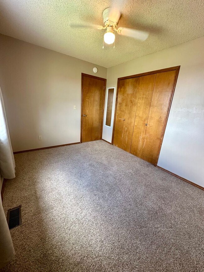 Building Photo - Spacious 4BD w/ A/C in Desirable Briargate...