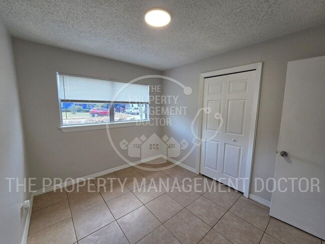 Building Photo - Spacious 4BR Tampa Home | Huge Fenced Backyard & Fresh Updates Throughout