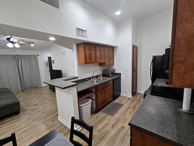 Building Photo - West-Flagstaff Condo in the Arbors - 2 Bed, 2 Bath - Students OK! 1 Sm. Pet OK! Avail. July 10th!!