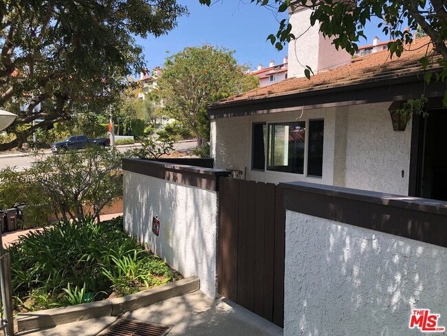 Building Photo - 1588 Palisades Dr