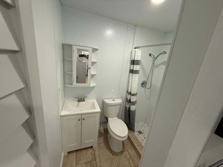 Building Photo - 231 W 41st St