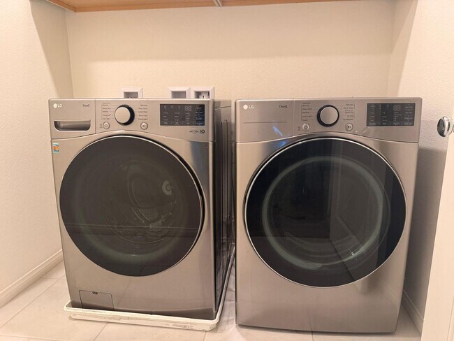 Building Photo - Gorgeous 5 Bedroom Home in Gated Community