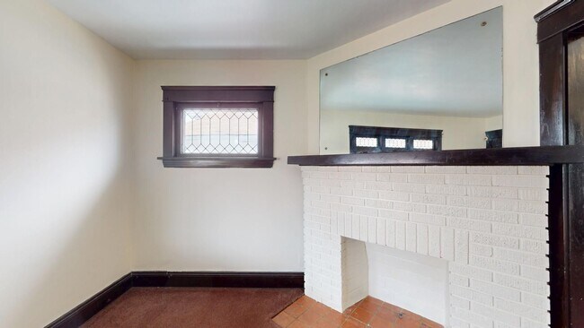 Building Photo - 2 bedroom/1 bath (upper unit)- 1ST MONTH FREE IF LEASE SIGNED BY 10/15