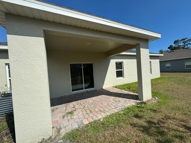 Building Photo - 3 Bed + Den with 2 Baths & 2 Car Garage