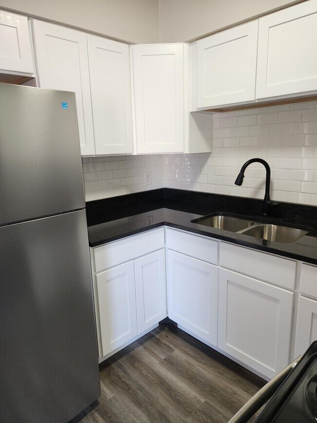 Building Photo - NOW LEASING 2 BEDROOM