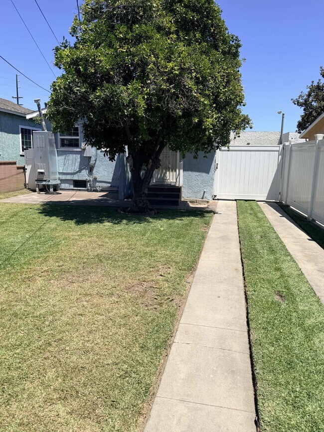Building Photo - 9719 Mallison Ave