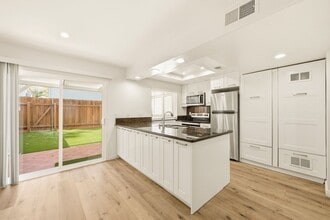 Building Photo - Remodeled 3bd/2.5bath steps from beaches, Racetrack, and Cedros Design district