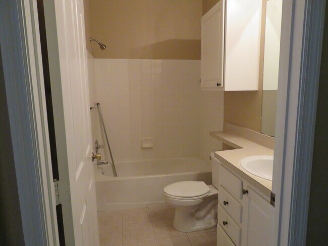 Building Photo - Spacious 4/2 condo in Bella Terra communit...