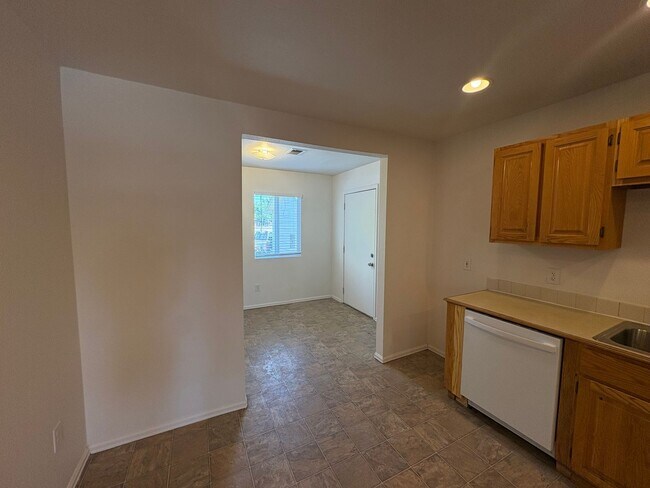 Building Photo - Fully Renovated 3 Bed 2.5 Bath Townhome w/ 1 Car Garage & Yard!