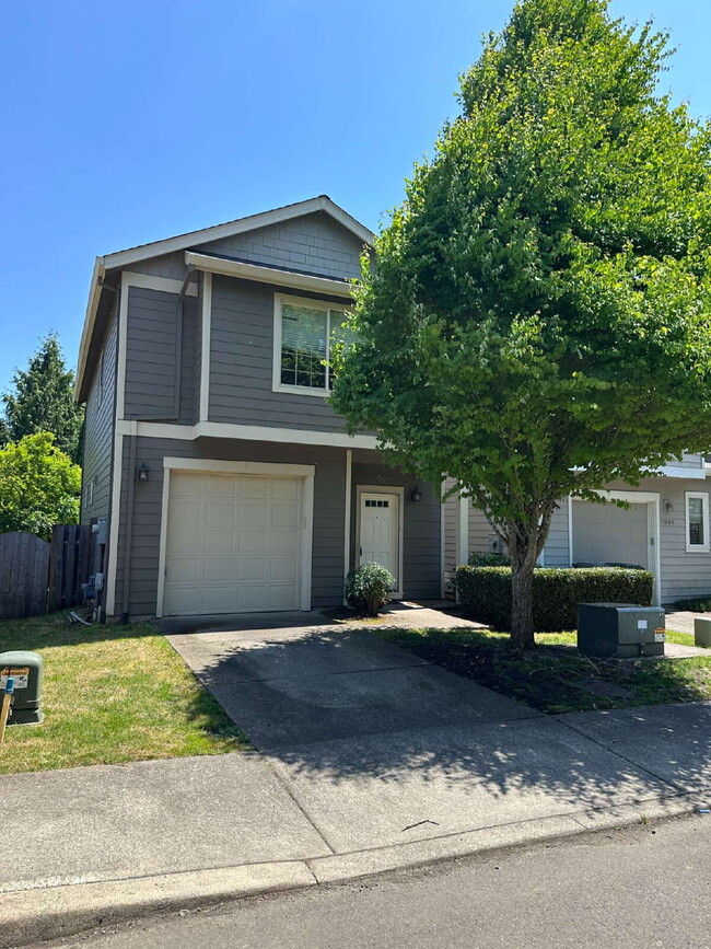 Primary Photo - Single Family home in Milwaukie on Private...