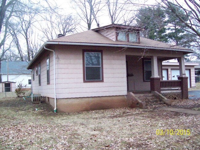 Building Photo - FARMINGTON - Historic downtown location / ...