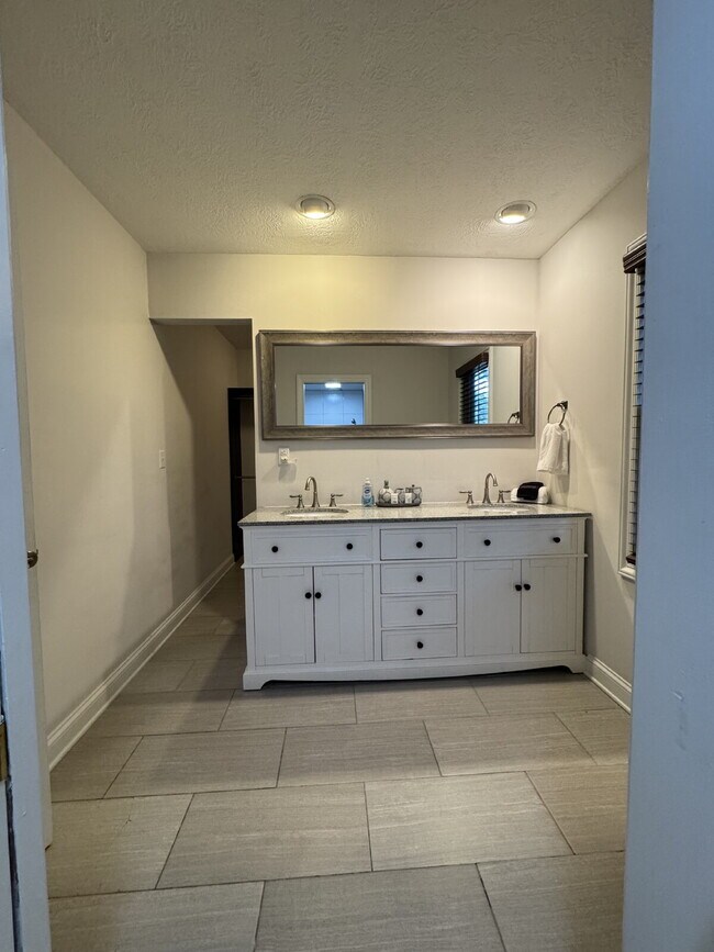 Building Photo - Fairview home 5 bedroom 3 1/2 bathroom home