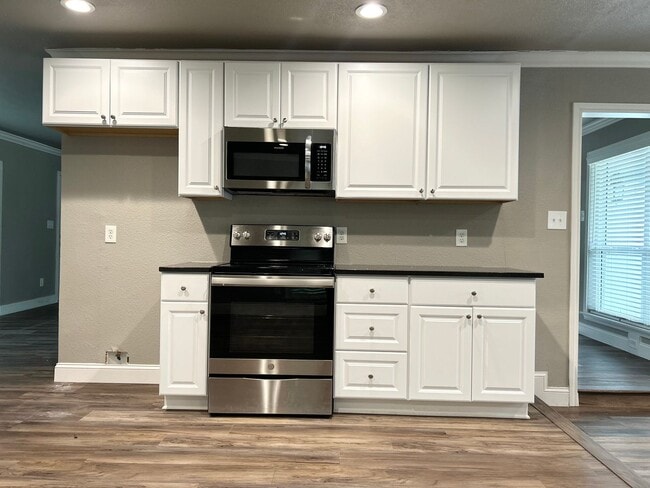 Building Photo - Located in the HEART of Burleson!