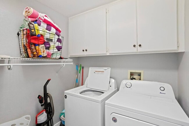 Building Photo - 40605 Ventana Ct