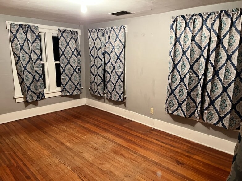 Building Photo - 410 W 9th St