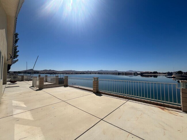 Building Photo - Lake front 3 bed 2 bth home in Helendale!