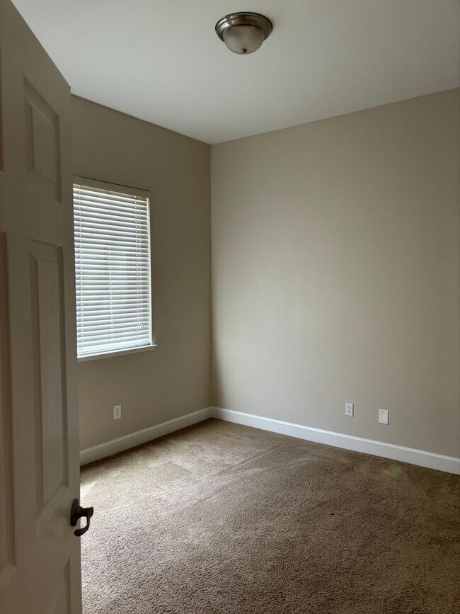 Building Photo - BEAUTIFUL 4 Bedroom Home 2.5 BA in Plumas Lake AVAILABLE NOW!