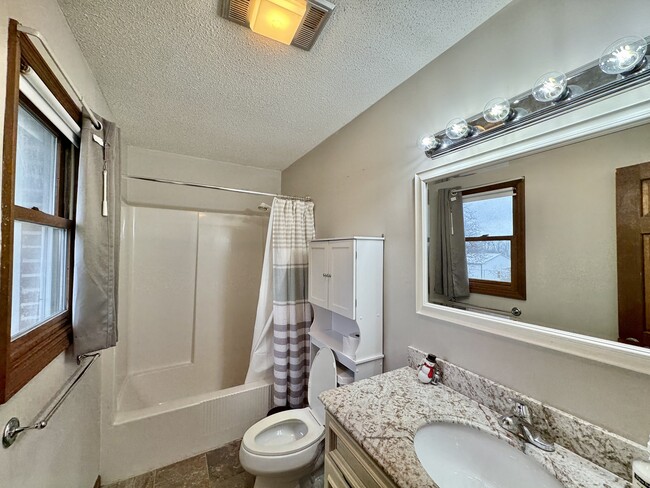 Building Photo - 702 W 6th Ave