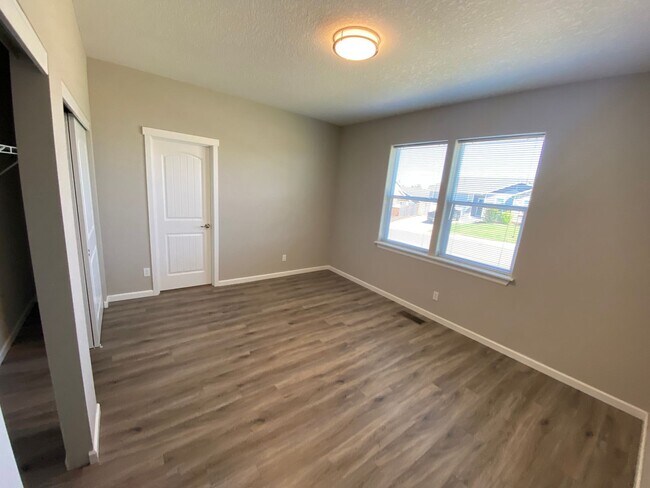 Building Photo - 556