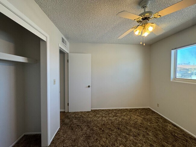 Building Photo - 3BR 2Ba home w/Large Fenced yard with RV g...