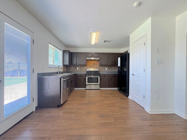 Building Photo - East El Paso 3bed/2bath Refrig A/C & Synthetic Lawn!
