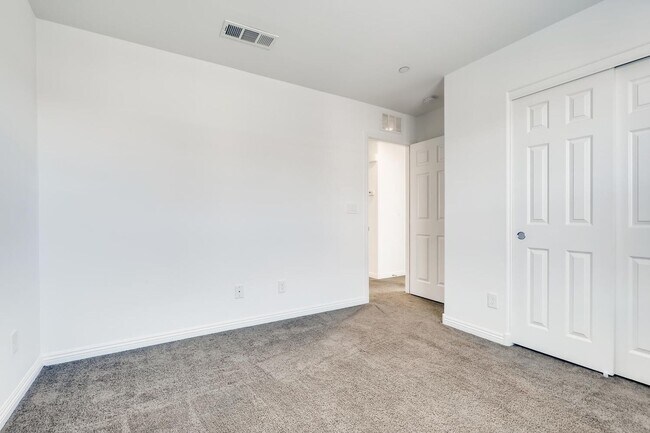 Building Photo - 3 Bedroom Townhouse in a Gated Northeast Community Near Nellis Air Force Base