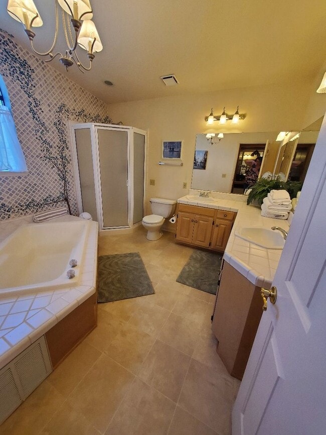 Building Photo - 3 bed  bath fully furnished home on the Ro...